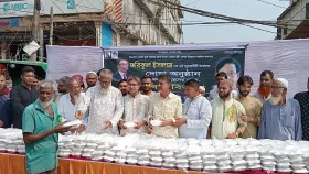 সাতক্ষীরায় দুস্থ অসহায়-মানুষের মাঝে খাবার বিতরণ