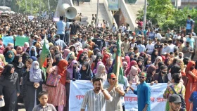 তিন দফা দাবিতে জবি শিক্ষার্থীদের শিক্ষা ভবন ঘেরাও