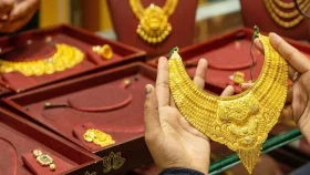 দেশে সোনার দামে বড় পতন, ভরিতে কমলো কত?