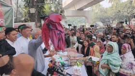 ভারতীয় শাড়ি ছুঁড়ে ফেললেন রিজভী, আগুন দিলেন কর্মীরা