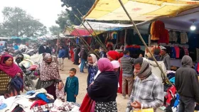 বাড়ছে শীত, পুরাতন গরম কাপড়ের দোকানে ভিড়