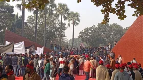 বুদ্ধিজীবী কবরস্থানে মানুষের ঢল, ফুলেল শ্রদ্ধায় শহীদদের স্মরণ