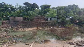 খালের মাটি কেটে বিক্রি: সড়ক-বাড়িঘরে ধস, হুমকিতে ফসলি জমি