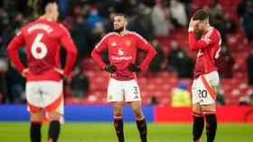 ঘরের মাঠেই বিপর্যস্ত ম্যানইউ