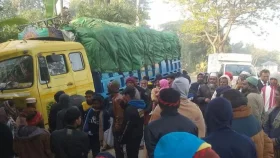 পাবনায় দাঁড়িয়ে থাকা করিমনে ট্রাকের ধাক্কা, নিহত ৩