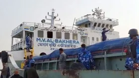 অনির্দিষ্টকালের কর্মবিরতিতে নৌযান শ্রমিকরা