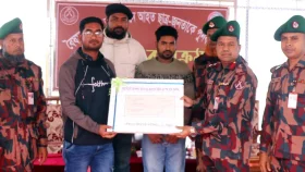 গুলিতে দৃষ্টিশক্তি হারানো সাকিবকে বিজিবি’র এক লাখ টাকা অনুদান প্রদান