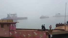 ঘন কুয়াশায় দৌলতদিয়া-পাটুরিয়ায় ফেরি চলাচল বন্ধ