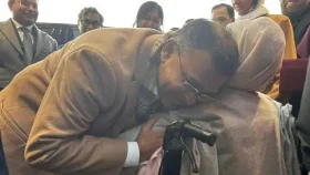 লন্ডনে মাকে স্বাগত জানালেন তারেক রহমান