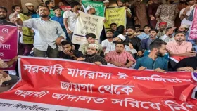 অস্থায়ী আদালতে আগুন, কশীবাজারে শিক্ষার্থীদের সড়ক অবরোধ