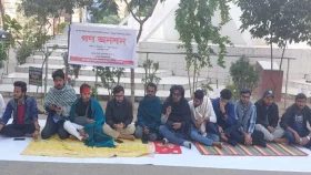ক্যাম্পাসের কাজ সেনাবাহিনীকে হস্তান্তরসহ ৩ দাবিতে গণঅনশনে জবি শিক্ষার্থীরা