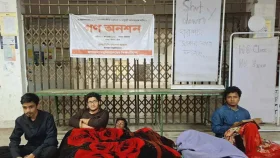 জবির প্রধান ফটকে তালা, দুই ভবন শাটডাউন