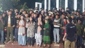 ঢাবিতে মাঝরাতে আবারও  ‘কোটা না মেধা’ স্লোগান, বিক্ষোভ