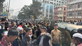 টিকা না পেয়ে মধ্যপ্রাচ্যগামীদের সড়ক অবরোধ