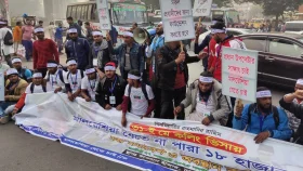 মালয়েশিয়ায় যেতে ব্যর্থ কর্মীদের কারওয়ান বাজারে অবস্থান