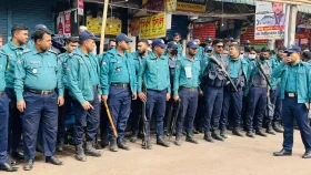 পরিস্থিতি নিয়ন্ত্রণে নীলক্ষেত মোড়ে অতিরিক্ত পুলিশ মোতায়েন