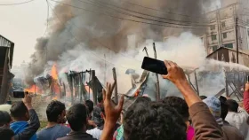 গাজীপুরে কাঁচাবাজারের আড়তে আগুন