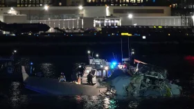 উড়োজাহাজ-হেলিকপ্টার সংঘর্ষ, ৩০ মরদেহ উদ্ধার