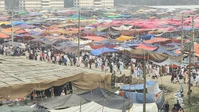 ইবাদত-বন্দেগিতে মশগুল মুসল্লিরা, কাল আখেরি মোনাজাত