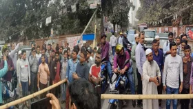 বাঁশ দিয়ে রাস্তা আটকে দিলেন তিতুমীর শিক্ষার্থীরা