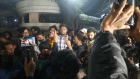 মধ্যরাতে প্রধান উপদেষ্টার বাসভবনের সামনে অবস্থান নিয়েছেন আহতরা