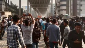 তিতুমীর শিক্ষার্থীদের রেলপথ অবরোধ, যাত্রী দুর্ভোগ চরমে