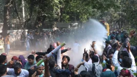 প্রাথমিকের নিয়োগ বাতিল হওয়া প্রার্থীদের পুলিশের লাঠিপেটা