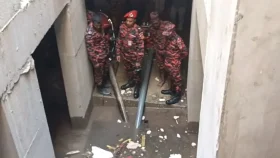 ৩২ নম্বরের বেজমেন্ট থেকে সরানো হচ্ছে পানি