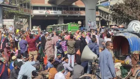 শাহবাগে সড়ক অবরোধ, যান চলাচল বন্ধ