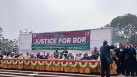 চাকরিচ্যুত বিডিআর সদস্যদের শহীদ মিনারে অবস্থান