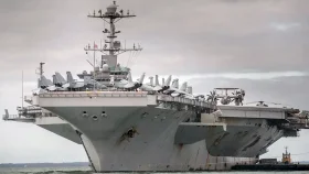 মিসরের উপকূলে বিপাকে পড়েছে মার্কিন রণতরী