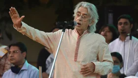 &lsquo;লোকটা নিজেই  আস্ত একটা গান&rsquo;