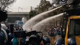 সচিবালয়মুখী রাস্তায় প্রাথমিকে নিয়োগবঞ্চিতদের উপর পুলিশের জলকামান