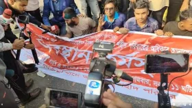 গণঅভ্যুত্থানে আহতদের শাহবাগে অবরোধ, পুনর্বাসন দাবি