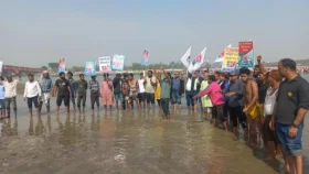 জাগো বাহে তিস্তা বাঁচাই: হাঁটু পানিতে প্লাকার্ড দেখিয়ে প্রতিবাদ