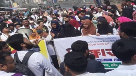 রংপুর মেডিকেল শিক্ষার্থীদের ‘কমপ্লিট শাটডাউন’, সড়ক অবরোধ