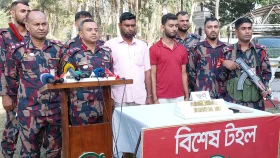 প্রায় ৩ কোটি টাকার চোরাই স্বর্ণের বার জব্দ, আটক ২