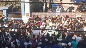 মাগুরায় শিশু ধর্ষণ: প্রতিবাদে থানা ঘেরাও, জনতার বিক্ষোভ