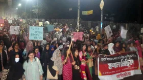  ধর্ষণ ও নারী নিপীড়নের শাস্তির দাবিতে ঢাবিতে মশাল মিছিল