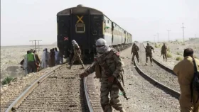 পাকিস্তানে ট্রেন অপহরণ: ২০ সেনা সদস্যকে হত্যার দাবি, জিম্মি ১৮২