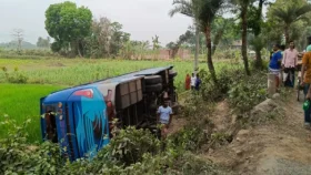 যশোরে বাস উল্টে আহত ১০