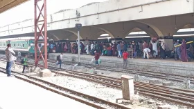 নির্ধারিত সময়ে চলছে ট্রেন, উচ্ছ্বসিত যাত্রীরা