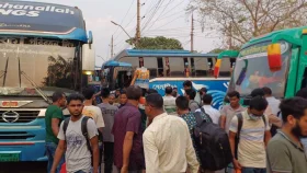 রাজধানীতে ফিরছে কর্মজীবী মানুষ, বাড়ছে চাপ