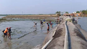 আশাশুনির বিছটে জোয়ারের পানি ওঠা বন্ধ, মজবুত বেড়িবাঁধ নির্মাণের দাবি