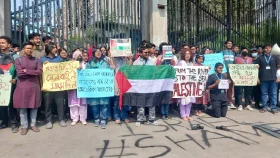 গাজায় হত্যাযজ্ঞ বন্ধে ব্র্যাক শিক্ষার্থীদের বিক্ষোভ