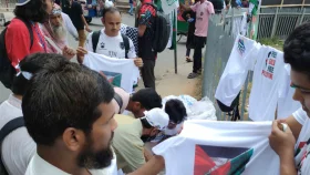 সোহরাওয়ার্দী উদ্যানে পতাকা-টিশার্ট বিক্রির ধুম