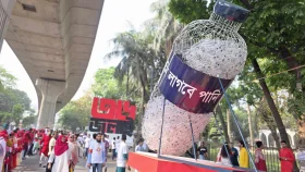 শোভাযাত্রায় মুগ্ধর সেই ‘পানি লাগবে পানি?’ প্রতিকৃতি