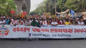 আনন্দ শোভাযাত্রায় উল্লাসে মানুষ