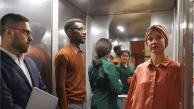 লিফটে আয়না কেন থাকে?