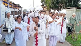 সবুজ পাহাড় মেতেছে মণিপুরী ‘লাই-হরাওবা’ উৎসবে